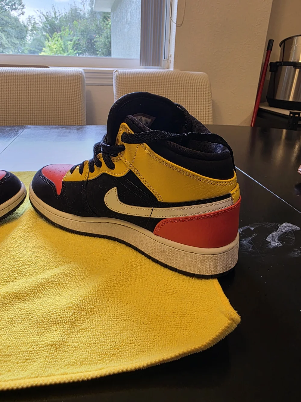 Air Jordan 1 Mid SE (GS) Black Amarillo Team Orange Boys Size 6 Very Nice Condit